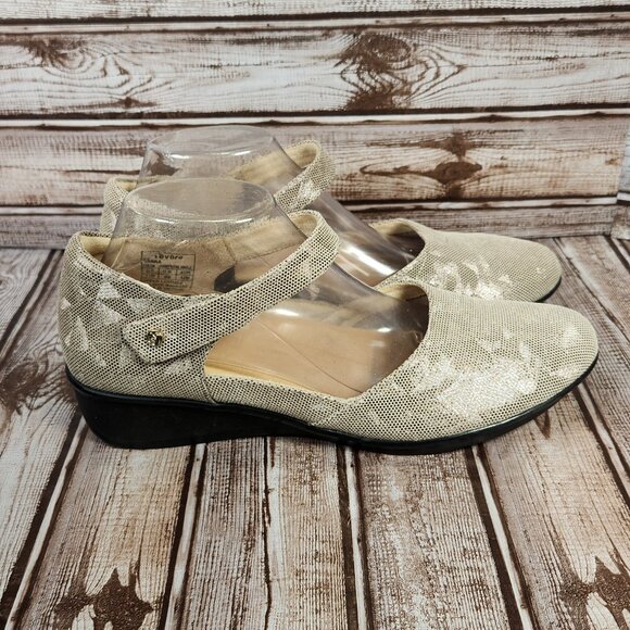 REVERE Osaka Wedge Mary Jane Adj. Women's 11 M Champagne Angle Shoes NWOT